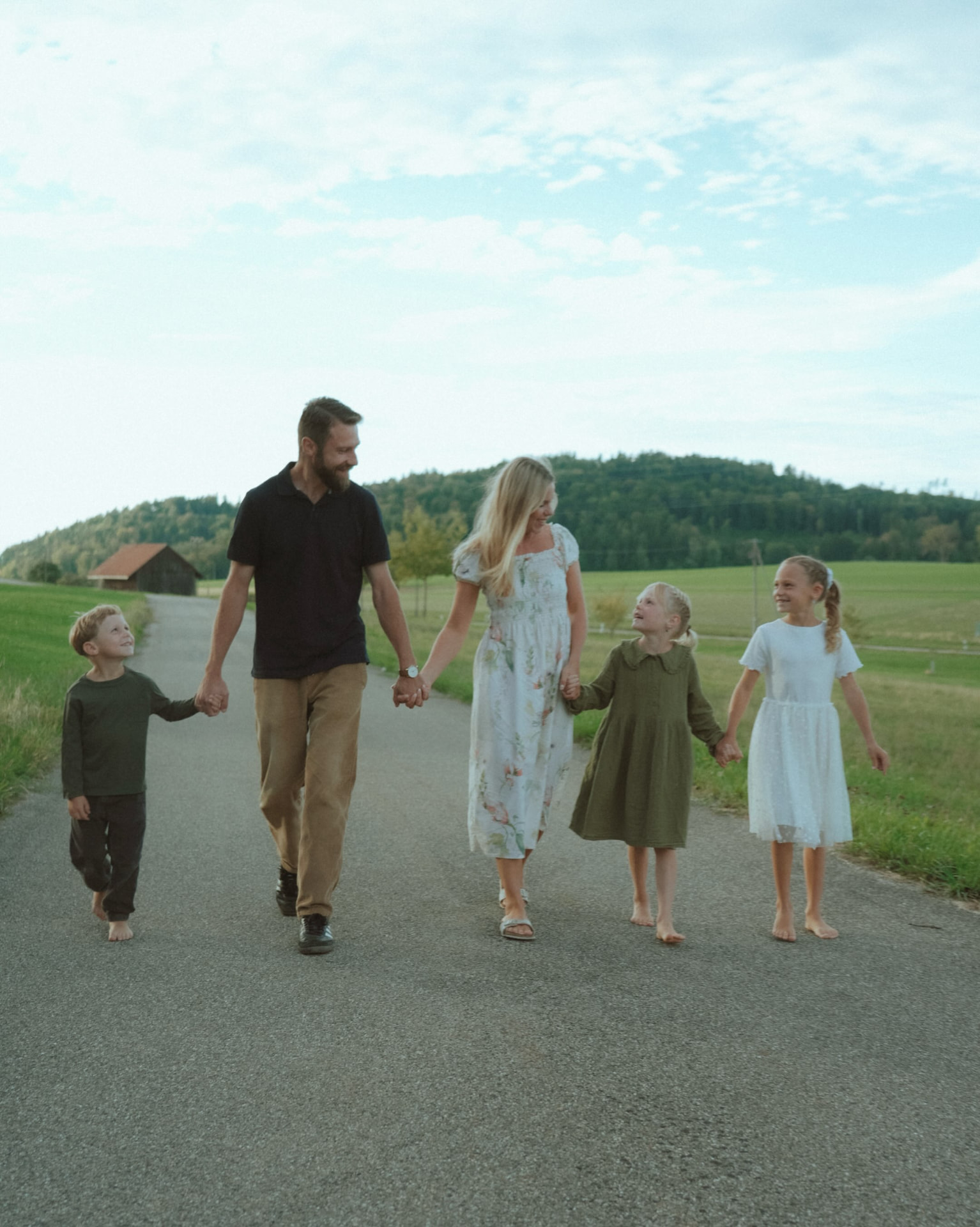 Familie spaziert Hand in Hand